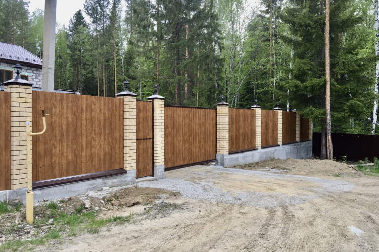 Заборы с монолитным основанием и кирпичными столбами - Заборы Урала - заборы и ворота для дома и дачи