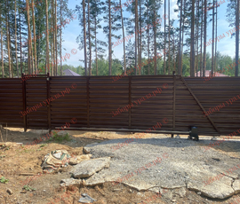 КП Заповедник (Рысь) - забор из горизонтального металлоштакетника 120м и Откатные ворота